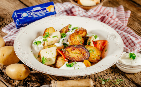 Romadur s pečenými bramborami a česnekovým dipem