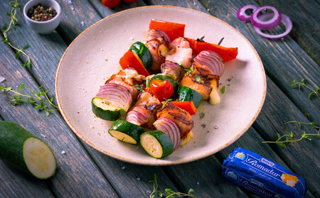 Špíz s Romadurem ve slanině, s cuketou a paprikou