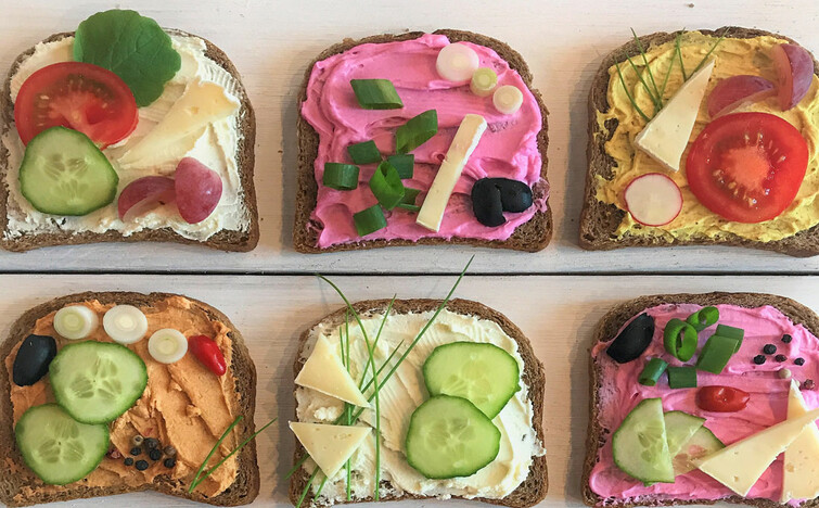 Barevné sýrové pohoštění