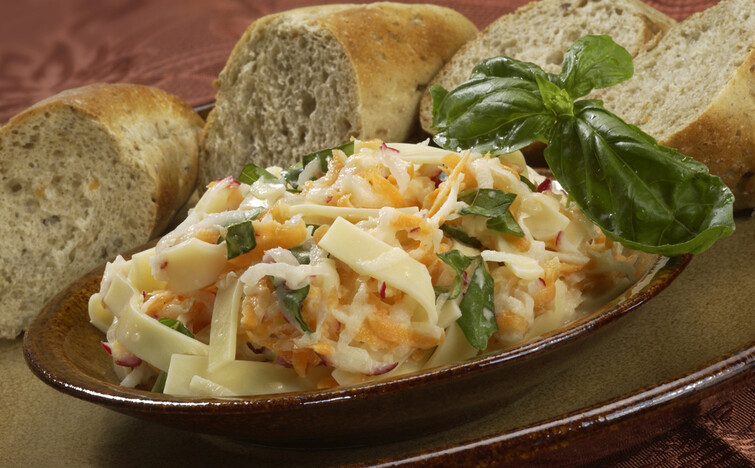 Lehký sýrový salát se zeleninou