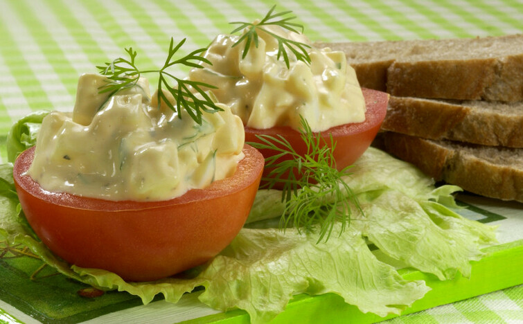 Rajčata s romadurovým salátem