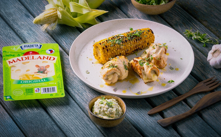 Rolky z krůtího masa se sýrem Madeland, kukuřicí a bylinkovým máslem