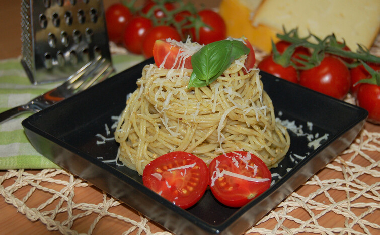 Špagety s bazalkovým pestem a sýrem