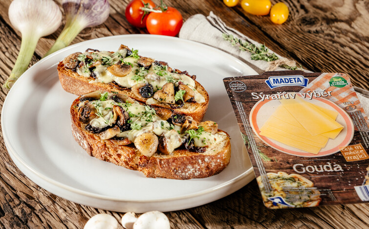 Topinky se žampiony, sýrem Sýrařův výběr, červenou cibulí a petrželkou